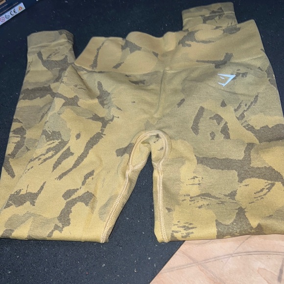 Gymshark Pants - NWOT Gymshark camo seamless, size small - yellow